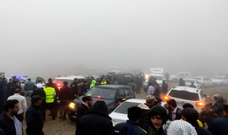 Tim penyelamat terlihat di dekat lokasi kejadian helikopter yang membawa Presiden Iran Ebrahim Raisi di Varzaghan di barat laut Iran, Ahad, 19 Mei 2024.