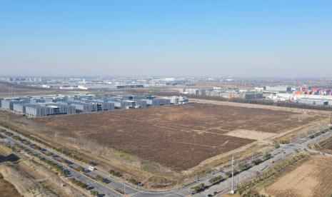 Foto udara menunjukkan pemandangan lahan yang dialokasikan untuk mega proyek pabrik baru Tesla di kawasan baru Lingang di Zona Perdagangan Bebas Percontohan China (Shanghai) di Shanghai Tiongkok timur, 22 Desember 2023. Media China pada Kamis 23 Mei 2024 melaporkan Tesla telah memulai pembangunan pabrik di Shanghai untuk membuat baterai penyimpan energi Megapack. 