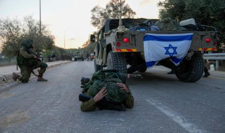 Seorang tentara Israel keliru mengira dia mendengar sirene serangan udara dan melompat ke tanah untuk berlindung di Kibbutz Beri pada Oktober 2023.