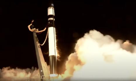 Kendaraan Rocket Lab Electron meluncurkan yang pertama dari dua cubesat untuk misi observasi Bumi PREFIRE NASA pada 25 Mei 2024.