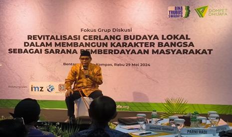 Inisiator dan Ketua Dewan Pembina Yayasan Dompet Dhuafa Republika, Parni Hadi saat memberikan pidato kunci fokus grup diskusi (FGD) bertema Revitalisasi Cemerlang Budaya Lokal Dalam Membangun Karakter Bangsa Sebagai Sarana Pemberdayaan Masyarakat di Bentara Budaya Kompas, Jakarta pada Rabu (29/5/2024). 