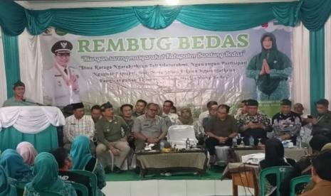 BUPATI Bandung, Dadang Supriatna dalam kegiatan Rembug Bedas ke-123 di Kantor Desa Cikasungka Kecamatan Cikancung Kabupaten Bandung, Selasa, 4 Juni 2024. 