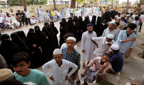 mat Islam mengantri untuk memberikan suara mereka pada tahap ketujuh dan terakhir pemilu nasional, di Varanasi, India, Sabtu, 1 Juni 2024.