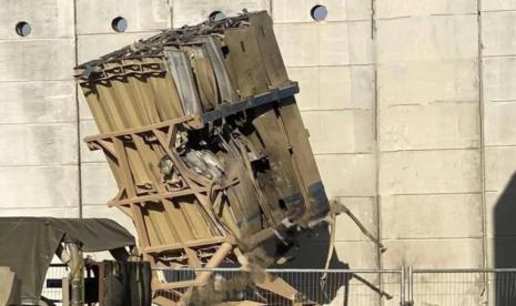 Penampakan peluncur Iron Dome yang hancur dirudal Hizbullah di utara Israel, Rabu (5/6/2024).