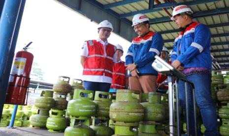 Bupati Bandung Dadang Supriatna bersama Dinas Perdagangan dan Perindustrian (Disperdagin) Kabupaten Bandung melakukan pengawasan lapangan gas elpiji 3 kg di SPBE PT Sampurna Gas, Kecamatan Cileunyi, Kabupaten Bandung, Rabu (12/6/2024). 