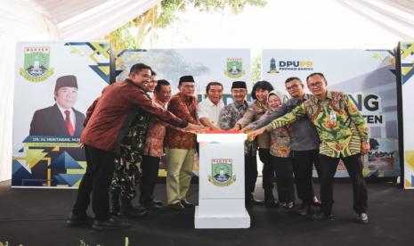 Penjabat (Pj) Gubernur Banten Al Muktabar bersama jajaran komisaris dan direksi Bank Banten, Forkopimda, tokoh masyarakat serta tokoh penggagas pendirian Provinsi Banten melakukan groundbreaking pembangunan gedung Kantor Pusat Bank Banten, di Jalan Veteran No 4 Cipare, Kota Serang, Jumat, (14/6/2024).