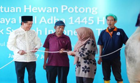 PT Bank Syariah Indonesia Tbk mendistribusikan 9.390 hewan potong yang sehat dan aman konsumsi bagi masyarakat duafa di berbagai wilayah Indonesia pada Idul Adha 1445 Hijriah. Direktur Utama BSI Hery Gunardi (kiri) menyerahkan secara simbolik hewan potong kepada duafa di Jakarta. (17/6/2024)