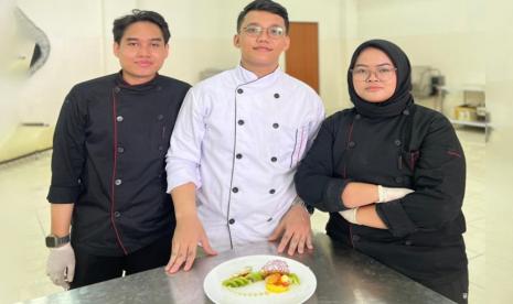 Program Studi (prodi) Perhotelan Universitas BSI (Bina Sarana Informatika) mengadakan kegiatan pelatihan khusus dengan fokus pada teknik plating.