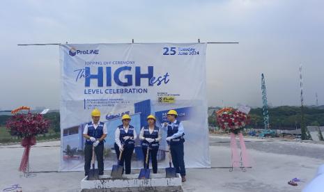 Topping off pabrik kedua PT Prodia Diagnostic Line di kawasan industri Jababeka, Cikarang, Kabupaten Bekasi, Jawa Barat, Selasa (25/6/2024).