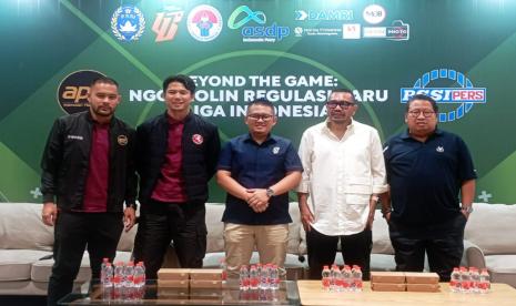 Ketua Asosiasi Pesepak Bola Profesional Indonesia (APPI) Andritany Ardhiyasa (kiri) dalam diskusi tentang Kompetisi Liga 1 yang digelar oleh PSSI Pers dan APPI.