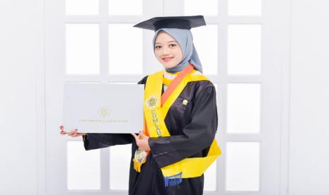 Ulfatun Nikmah alumnus SMKN 3 Jepara, Jawa Tengah ini berhasil meraih Gelar Magister Fakultas Ekonomi dan Bisnis (FEB), Universitas Gadjah Mada (UGM).