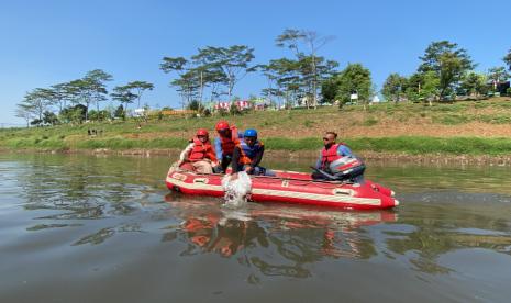 Dalam rangka memperingati Hari Lingkungan Hidup Sedunia, Dinas Lingkungan Hidup Provinsi Jawa Barat bersama Rumah Zakat menggelar serangkaian kegiatan di Sektor 8 Citarum. 