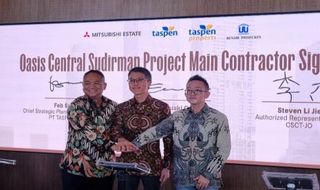 Direktur Perencanaan dan Aktuaria TASPEN Feb Sumandar, Direktur Utama Mitsubishi Estate Indonesia Yasuaki Oda dan Direktur Utama China State Construction Overseas Development Shanghai (CSCT-JO) Indonesia Steven Li Jie saat menandatanganai kerja sama Proyek Oasis Central Sudirman di Marketing Gallery, Jakarta Pusat, Senin (1/7/2024).