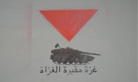 Grafiti menggambarkan tank Israel disasar segitiga terbalik merah di Beirut.