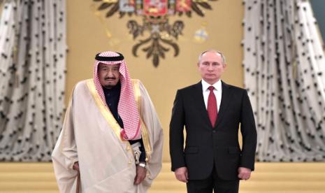 Presiden Rusia Vladimir Putin bersama Raja Arab Saudi Salman bin Abdulaziz Al Saud di Kremlin Moskow pada 2017