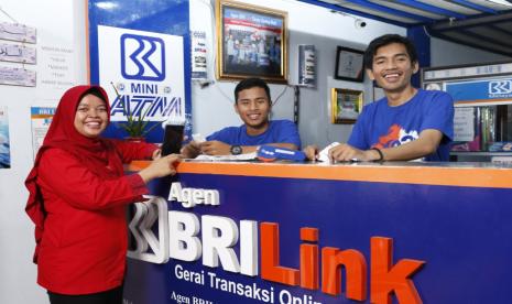 Bergabung menjadi AgenBRILink sejak tahun 2018, Komariah memiliki semangat untuk menyebarkan literasi mengenai pelayanan perbankan dan keuangan kepada masyarakat sekitar.