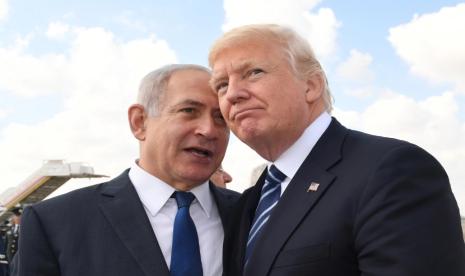 Perdana Menteri Israel Benjamin Netanyahu berbicara dengan Presiden Donald Trump sebelum keberangkatan presiden dari Bandara Internasional Ben Gurion Israel pada 23 Mei 2017.