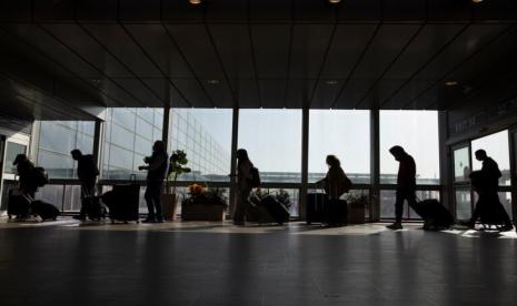 Warga Israel di Bandara Ben Gurion dekat Tel Aviv, Israel.