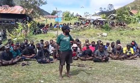 Suasana perundingan warga lokal dan pendatang selepas kerusuhan di Puncak Jaya, Kamis (18/7/2024).