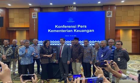 Menteri Keuangan Sri Mulyani saat menyambut Thomas Djiwandono yang baru dilantik sebagai Wamenkeu di Kantor Kementerian Keuangan RI, Jakarta Pusat, Kamis (18/7/2024).