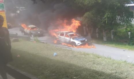 Tangkapan layar rekaman pembakaran mobil polisi dalam kerusuhan di Puncak Jaya pada Rabu (17/7/2024).