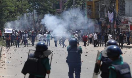 Mahasiswa bentrok dengan polisi anti huru hara saat protes terhadap sistem kuota pekerjaan pemerintah, di Dhaka, Bangladesh, Kamis, 18 Juli 2024.