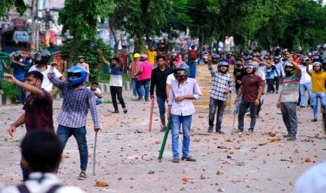 Mahasiswa bentrok dengan polisi anti huru hara saat protes terhadap sistem kuota pekerjaan pemerintah, di Dhaka, Bangladesh, Kamis, 18 Juli 2024.