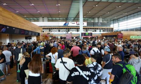 Penumpang menunggu di Bandara (ilustrasi). Kebijakan penurunan harga tiket pesawat berdampak pada Deflasi Tarif angkutan.