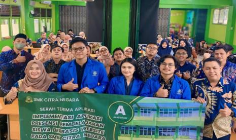 Tiga mahasiswa dari Program Studi Sistem Informasi Universitas BSI (Bina Sarana Informatika) kampus Fatmawati, melakukan serah terima aplikasi e-Presensi kepada SMK Citra Negara Depok. 