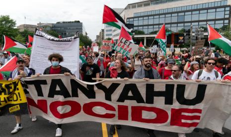 Demonstran berbaris di luar US Capitol saat mereka memprotes kunjungan Perdana Menteri Israel Benjamin Netanyahu di Capitol Hill, Rabu, 24 Juli 2024, di Washington. 