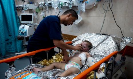 Anak Palestina Siwar Abdel-Hadi (2 tahun) yang terluka akibat bombardir Israel di Jalur Gaza, menerima perawatan di rumah sakit di Deir al-Balah, Rabu, 24 Juli 2024.