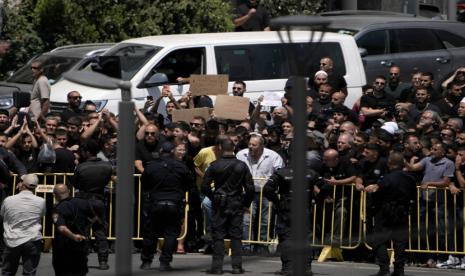 Anggota minoritas Druze memprotes kunjungan Perdana Menteri Israel Benjamin Netanyahu ke desa Majdal Shams, di Dataran Tinggi Golan yang dianeksasi Israel, Senin, 29 Juli 2024. 