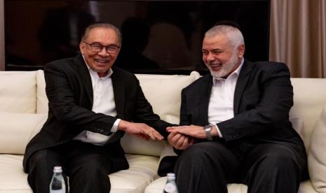 Perdana Menteri Malaysia Anwar Ibrahim bertemu dengan Kepala Biro Politik Hamas Ismail Haniyeh di sela kunjungannya di Doha, Qatar, Senin (13/5/2024).