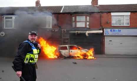 Sebuah mobil terbakar di Parliament Road, di Middlesbrough, Inggris, menyusul protes anti-imigrasi pada Ahad, 4 Agustus 2024.