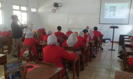 Universitas BSI (Bina Sarana Informatika) Kampus BSD bersama SMK Al-Falah telah sukses mengadakan pelatihan bertema 