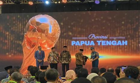 Acara pemberian penghargaan Universal Health Coverage (UHC) oleh Wakil Presiden RI kepada pemerintah daerah BPJS Kesehatan di kawasan Taman Mini Indonesia Indah (TMII), Jakarta, Kamis (8/8/2024).