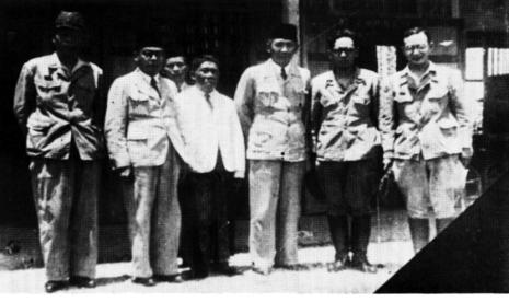 Pertemuan antara Bung Hatta, Bung Karno, dan Ibrahim Yaacob di Perak pada Agustus 1945. Dalam pertemuan itu disepakati pembentukan Indonesia Raya yang meliputi Indonesia dan Malaya.