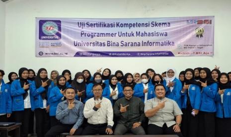 Universitas BSI (Bina Sarana Informatika) kembali menunjukkan betapa seriusnya mereka dalam mencetak para jagoan teknologi informasi. 