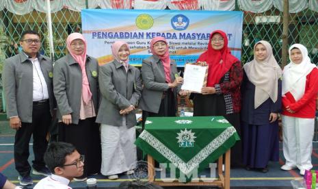 Dosen Universitas Muhammadiyah Jakarta (UMJ) melaksanakan Pengabdian Masyarakat (Pengmas) di SMP Muhammadiyah 36, Tebet Timur, Jakarta Selatan pada Senin (19/8/2024). 