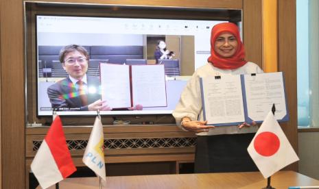 Penandatanganan kerja sama antara PLN dan Japan Bank for International Cooperation (JBIC) terkait Investasi Transisi Energi di Indonesia oleh Direktur Keuangan PLN Sinthya Roesly (kanan) dan Managing Executive Officer Global Heads of Infrastructure and Enviroment Finance Group JBIC Hiroki Sekine (kiri).