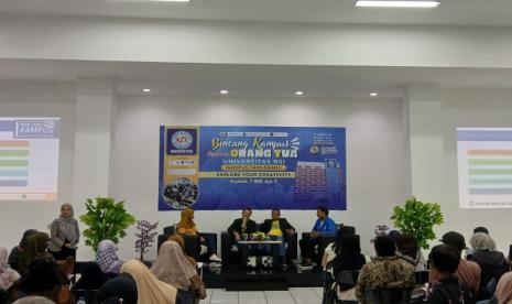 Universitas BSI (Bina Sarana Informatika) Kampus Tangerang terus berupaya membangun sinergitas antar orang tua, mahasiswa, dan kampus melalui kegiatan Bincang Kampus Bersama Orang Tua (BKOT). 