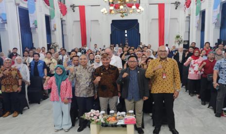 DPRD Provinsi Jawa Barat memgapresiasi dan memberikan penghargaan yang setinggi-tingginya kepada Pemerintah Provinsi Jawa Barat atas penyelenggaraan West Java Outward Looking Strategy (WJOS) merupakan seminar sebagai titik awal yang sangat diharapkan.