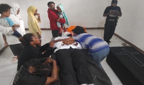 Keluarga menangisj jenazah Tobias Silak (22 tahun) yang meninggal ditembak di depan Mapolres Yahukimo pada 20 Agustus 2024