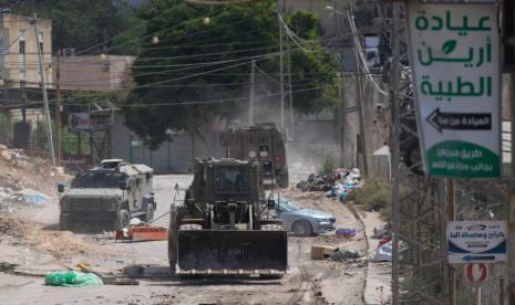 Pasukan Israel bergerak di jalan selama operasi militer di kamp pengungsi Tepi Barat Al-Faraa, Rabu, 28 Agustus 2024.