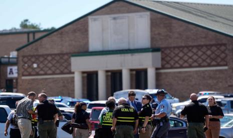 Polisi berkumpul di depan lokasi penembakan di Sekolah Menengah Apalachee, Rabu, 4 September 2024, di Winder, Georgia. 