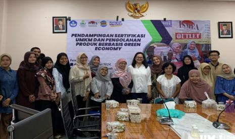 Dosen Universitas Muhammadiyah Jakarta (UMJ) mendampingi pelaku Usaha Mikro Kecil dan Menengah (UMKM) dalam mengelola produk berbasis Green Economy di Gedung Muhammadiyah Civilization Center pada 4-5 September 2024.