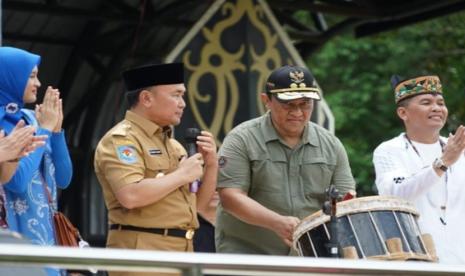 Gubernur Kalimantan Tengah (Kalteng) Sugianto Sabran bersama Wakil Gubernur Kalteng Edy Pratowo membuka secara resmi  Gebyar UMKM Wilayah Barat Tahun 2024 di Taman Kota Sampit, Kabupaten Kotawaringin Timur (Kotim), Jumat (6/9/2024).