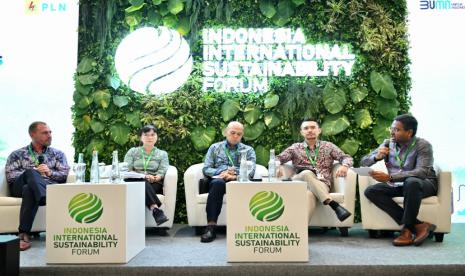 The atmosphere of the panel discussion titled 'Catalyzing Hydrogen Solutions for a Sustainable World' at Indonesia International Sustainability Forum (IISF) 2024. Photo credit: General Manager PLN Puslitbang, Mochamad Soleh (center), Service Coordinator and Supervision of Various New Renewable Energies of the Ministry of ESDM, Muhamad Alhaqurahman Isa (second from right), President Director of PT Sembcorp Indonesia, Jen Tan (second from left), President Director PT HDF Energy Indonesia, Mathieu Geze (left), Moderator, Ashwin Balasubramanian (right).