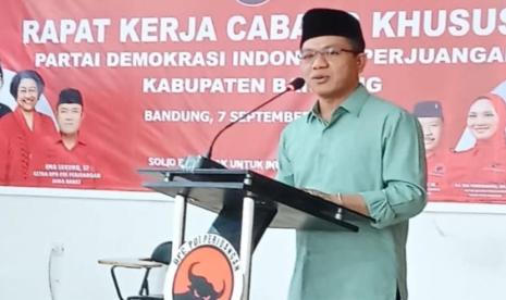 Bakal calon Bupati Bandung petahana Dadang Supriatna menghadiri Rapat Kerja Cabang Luar Biasa (Rakercab LB) dan Pendidikan Politik DPC PDI Perjuangan Kabupaten Bandung, di Sekretariat PDIP, Jalan Jaksa Naranata, Kecamatan Baleendah, Sabtu (7/9/2024).