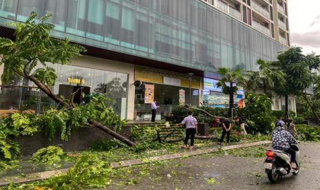 Dampak kerusakan akibat Topan Yagi, di Hanoi, Vietnam, Ahad (8/9/2024). 